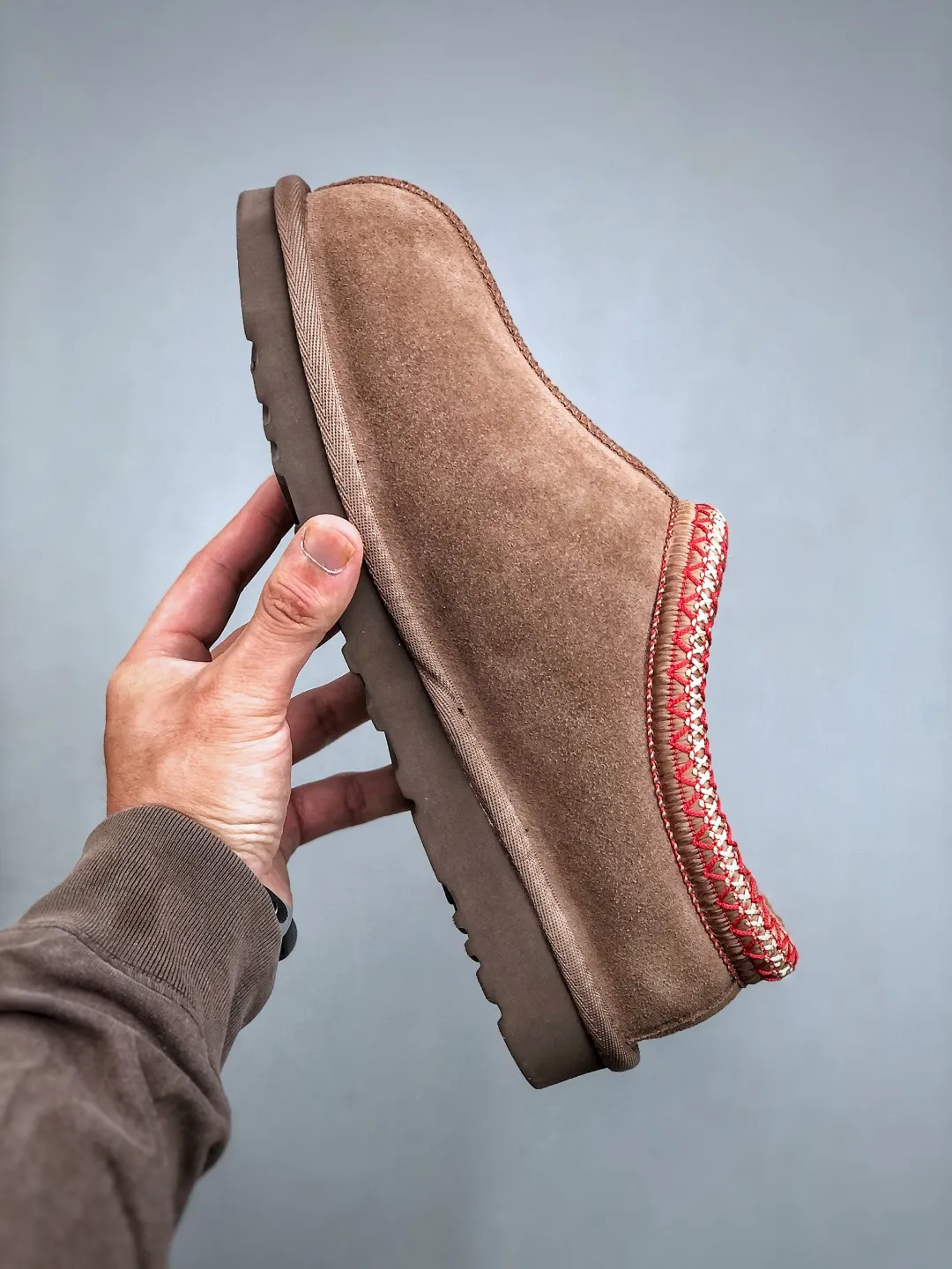 Local self-pickup💰540 supports store placement. The top version on the market. UGG Tazz. Ethnic thin-soled men's and women's models. Xiaohongshu's hot model. Produced by a major foreign trade factory in Guangzhou. Real sheep fur from toe to insole. Independent outer box packaging. Chip. Waterproof process. Different from any version on the market. 5cm thick sole, independently developed original outsole, cashmere insole, keeping warm in winter, suitable for home use. In the new year, uug launched a style series, which is partially geared towards the preferences of young consumers. It has also moved to the forefront of fashion trends. Shoe body material, water-repellent coated suede upper, 17 mm UGGPURE™ implanted wool insole, lightweight non-slip and comfortable rubber outsole, with brand LOGO and trademark, with full package Size: 35 36 37 38 39 40 41 42 43 44 45